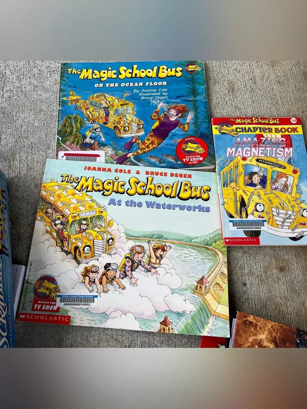 Scholastic The Magic School Bus At the Waterworks - Yellow and Blue Covers